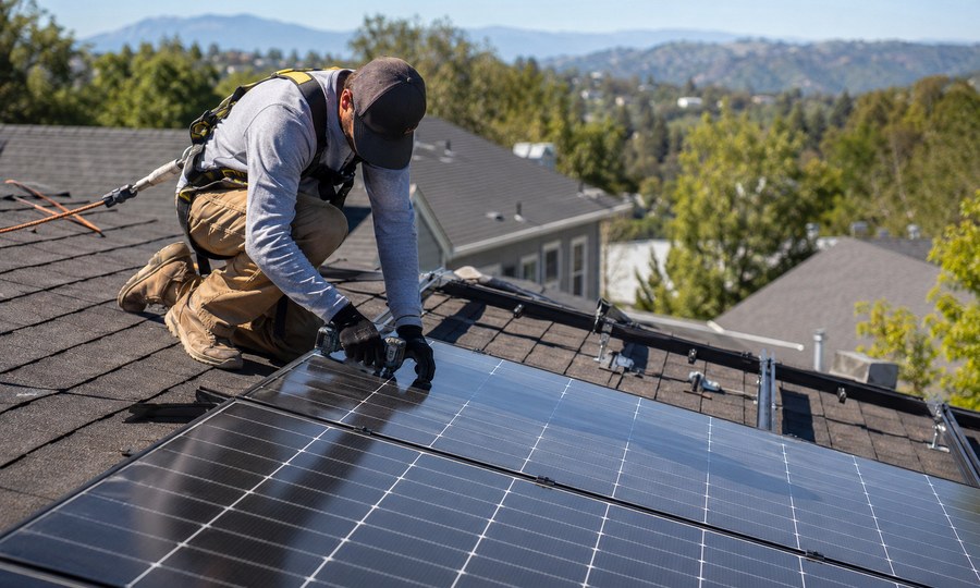 Técnico instalando módulo solar em telhado residencial
